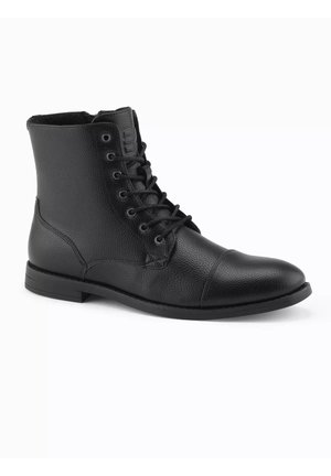 Schwarzer Leder-Schnürstiefel mit Kappzehe und niedrigem Absatz, seitlich auf weißem Hintergrund gezeigt.