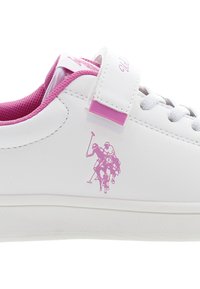 Vit sneaker med rosa accenter, med en polo spelare logotyp på sidan, med en slät läderstruktur och förstärkt spänne.