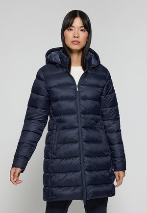 Cappotto imbottito blu navy con cappuccio, dotato di zip frontale, cuciture orizzontali e tasche laterali. Tessuto liscio e lucido con una leggera imbottitura.