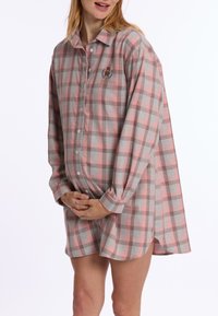 Geruite shirt in grijs en roze stof, met een button-down ontwerp, lange mouwen en een geborduurd logo. Iets langere achterzijde.