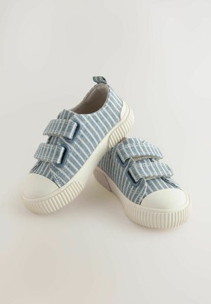 Baskets en tissu rayé bleu avec deux bandes auto-agrippantes, capuchon en caoutchouc blanc pour les orteils et semelle blanche texturée. Conviennent pour un usage décontracté.