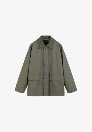Olijfgroene herenjas met drukknopen, twee voorzakken met klep en een ribfluwelen kraag.