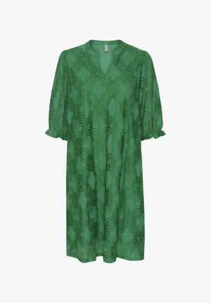 Abito verde in pizzo con scollo a V, maniche a sbuffo e motivi floreali. Il tessuto è semitrasparente e leggero.