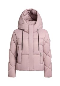 Vycpaná ružová bunda s vysokým golierom a prehnanou kapucňou, ktorá má čierne šnúrky, diagonálne prešívanie a dve predné vrecká.
