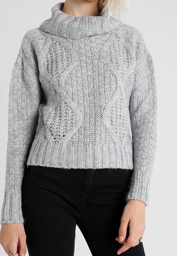 Pull gris clair tricoté présentant un col roulé épais, des motifs en losange et des poignets et un ourlet côtelés. Le tissu a un aspect texturé.