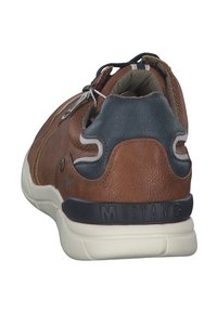 Zapatilla de cuero marrón con un acabado texturizado, detalles en azul marino, suela blanca y la marca "MUSTANG" en el talón. Presenta un cierre con cordones.