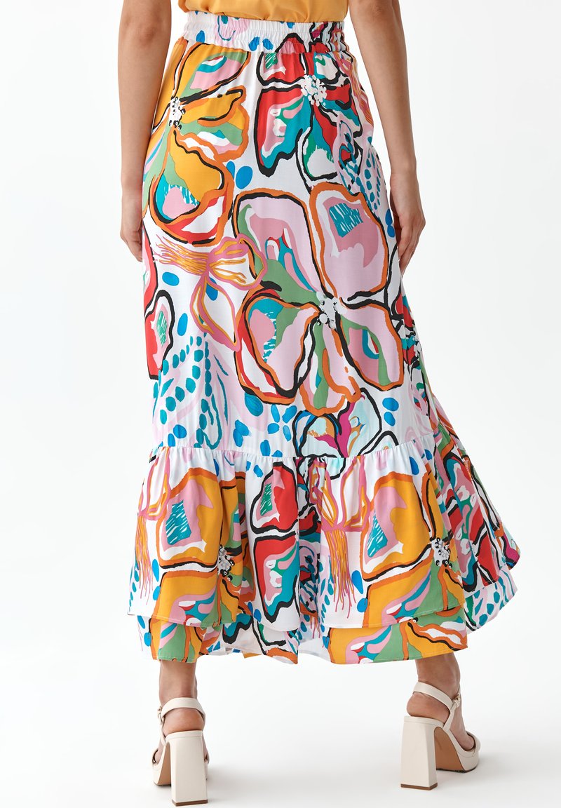 Kwiatowa spódnica maxi o warstwowym fasonie, z żywymi wzorami w kolorach czerwonym, różowym, zielonym i żółtym na jasnym tle. Elastyczny pas.