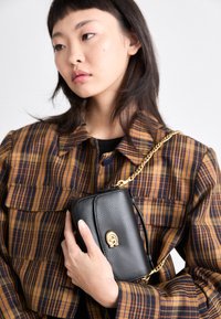 CASSIE CROSSBODY BAG 17 - Skulderveske - black