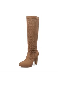 Bota alta de gamuza marrón con tacón alto, caña superior perforada y dos correas decorativas con hebillas alrededor del tobillo.