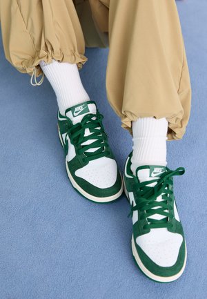 DUNK LOW - Treniņu apavi - summit white/gorge green/sail