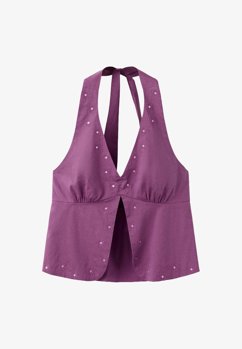 Fialový halter top s hlbokým výstrihom do V, predným rozparkom a malými vyšívanými kvetinovými vzormi okolo výstrihu a lemu.
