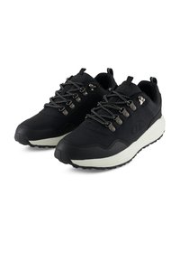 Scarpe sportive nere con finitura testurizzata, dotate di occhielli in metallo, suole bianche a contrasto e lacci spessi. Design a punta arrotondata.