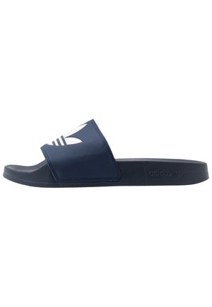 Navyblå Adidas slidesandal med hvid trefoil-logo på remmen og tekstureret sål, sidevisning på hvid baggrund.