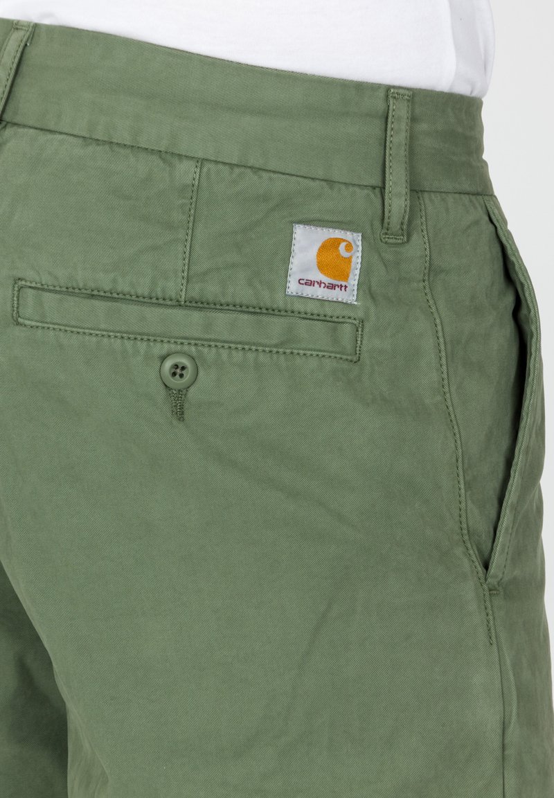 Herren Chino Shorts | Carhartt WIP JOHNSON SHORT MIDVALE Shorts dollar green/grün - VO35448 Herren Chino Shorts | Carhartt WIP JOHNSON SHORT MIDVALE Shorts dollar green/grün - VO35448