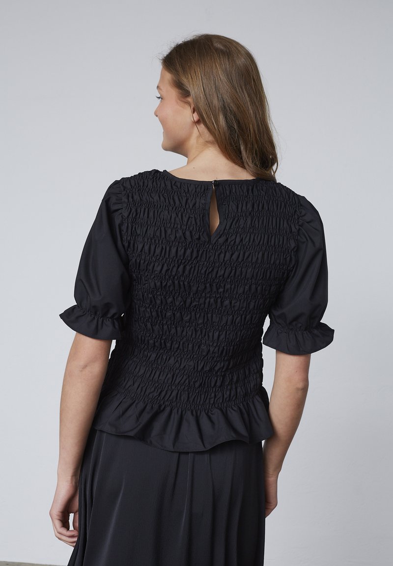 Sort bluse med smockdetalje på ryggen, korte puffærmer med flæsekant og en nøglehulåbning bagpå. Glat stoftekstur.