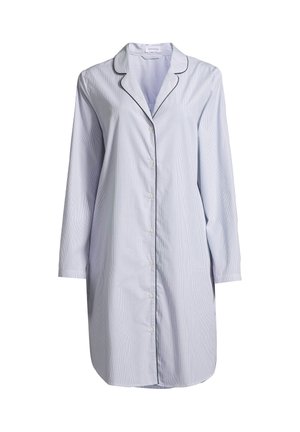 Chemise de nuit à manches longues, rayée bleu clair, avec des boutons à l'avant et un liseré sombre sur le col et la ligne de boutons.