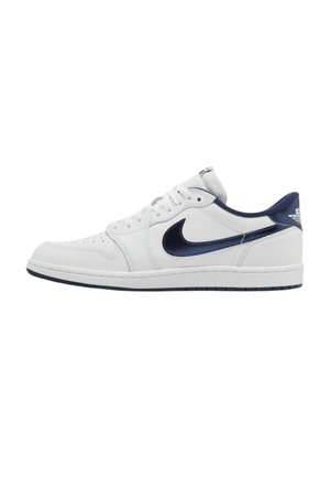 Niski biały sneaker z ciemnoniebieskim logo Nike, sznurówkami i detalami na pięcie, pokazany z boku na jednolitym białym tle.