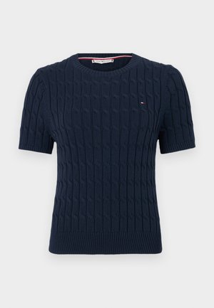 Granatowy sweter z krótkim rękawem, wykonany z dzianiny, z teksturalnym wzorem w warkocze, okrągłym dekoltem i prążkowanym wykończeniem. Mały logo na piersi.