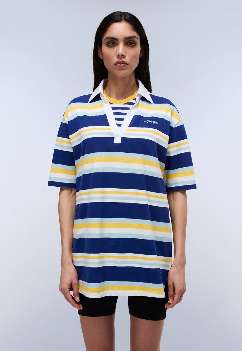 Polo rayé en bleu, jaune et blanc, à manches courtes, avec un col blanc et un décolleté en v. Présente un petit logo sur la poitrine.