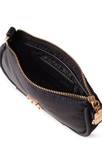 Sac en cuir noir texturé avec une fermeture éclair dorée, présentant un intérieur à motifs, un patch logo et une forme structurée.