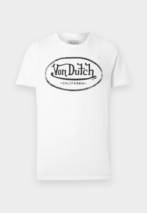 T-shirt blanc à manches courtes avec un logo ovale noir usé portant les inscriptions « Von Dutch » et « California » centré sur la poitrine.