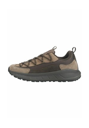 Brązowo-czarny niski sneaker z teksturowaną podeszwą, wiązany z przodu i z pętelkami na języku i pięcie, widok z boku na białym tle.