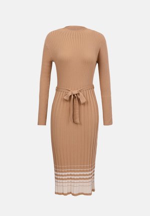 Pikkade varrukatega kampsunikiust midi kleit kaamelivärvi, seotud vööga taljel ja helebeeži gradientse äärega.