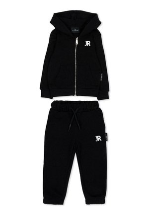 Completo per bambini nero con giacca con cappuccio e zip e pantaloni con vita elasticizzata con logo bianco "JR" su petto e coscia.