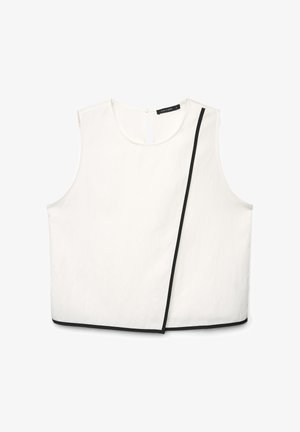 Blusa bianca senza maniche con scollo rotondo, rifinitura diagonale nera sul davanti e bordatura nera lungo l'orlo inferiore.