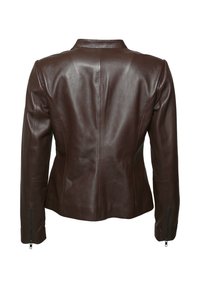 Braune Lederjacke mit taillierter Passform, hohem Kragen und Reißverschlussärmeln. Glatte Textur und subtile Steppdetails auf der Rückseite.