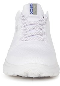 Vita sneakers med ett mesh-övre, texturerade detaljer och matchande snören. Har en liten silveretikett med 'GEOX'-logotyp på tungan.