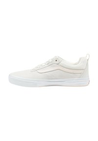 Sneaker bianco in tela con design a profilo basso, chiusura con lacci, dettagli logo discreti, suola in gomma e anello sul tallone per una facile calzata.