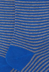 Calzini a strisce blu e grigi con una texture morbida, caratterizzati da strisce orizzontali e una sezione della punta rinforzata.