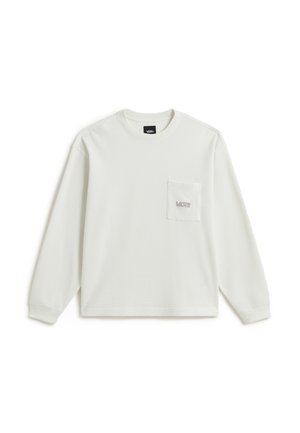 Camiseta blanca de manga larga acanalada con cuello redondo y bolsillo en el pecho con un pequeño bordado del logo de Vans.