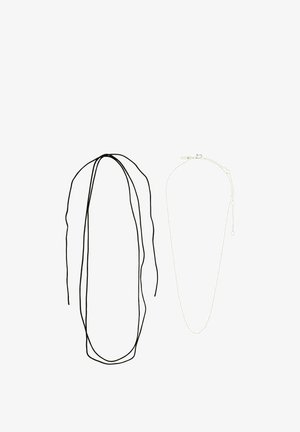 Čierny nylonový náhrdelník vedľa strieborného reťazového náhrdelníka s malými korálkami; oba sú ľahké a majú nastaviteľné zapínanie.