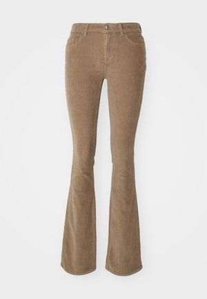 Korte flared corduroy broek in een lichtbruine kleur. Voorzien van zijzakken en een knoopsluiting, met een geribbelde structuur door het hele kledingstuk.