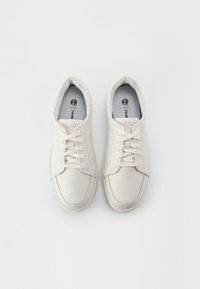 Baskets en cuir blanc avec une texture lisse, bout arrondi et design classique à lacets. Elles présentent un logo discret et une doublure intérieure bleu clair.