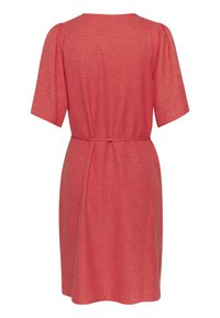 Robe à manches courtes, longueur genoux en lin corail avec une taille ceinturée et des lignes simples et épurées. Texture douce avec un design lisse et fluide.