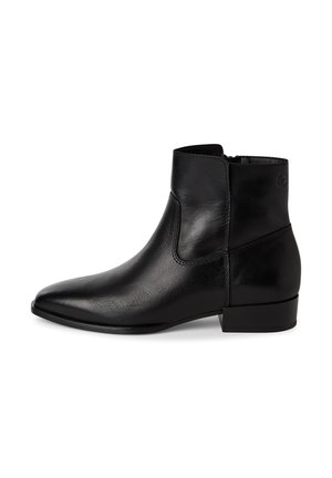 Černá kožená kotníková bota s špičatou špičkou, hladkým povrchem, bočním zipem a nízkým blokovým podpatkem. Minimalistický design s jemnými detaily prošívání.