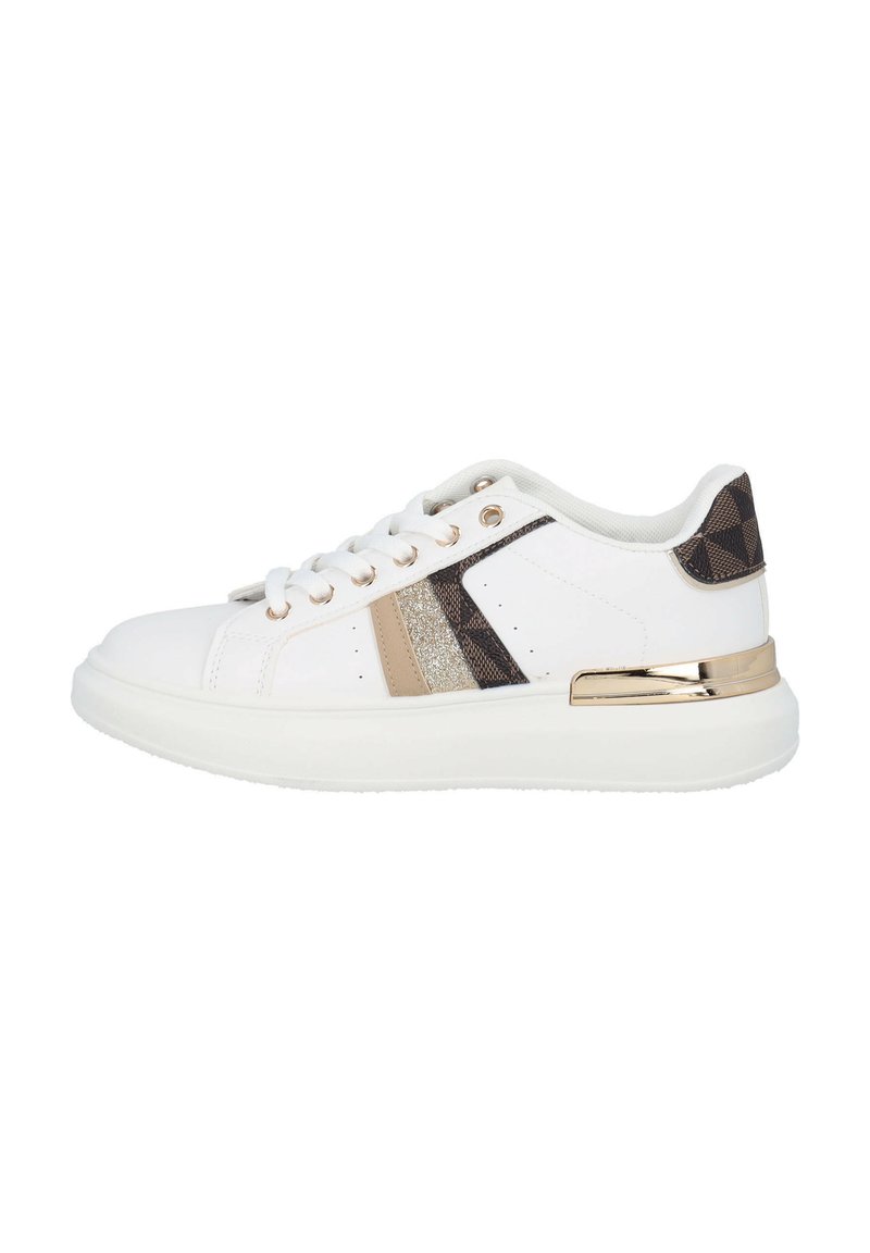 Witte sneaker met gouden accenten, gestructureerd bruin patroon aan de zijkant en glinsterende streep. Heeft een ronde neus, vetersluiting aan de voorkant en een chunky zool.