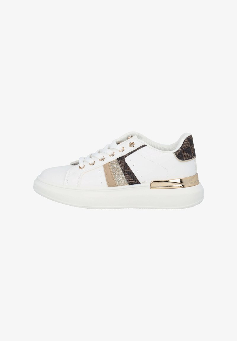 Witte sneaker met gouden accenten, gestructureerd bruin patroon aan de zijkant en glinsterende streep. Heeft een ronde neus, vetersluiting aan de voorkant en een chunky zool.