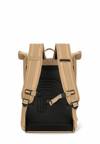 Zaino beige e nero con pannello posteriore imbottito, spallacci regolabili, chiusure laterali arrotolabili e fascia toracica, mostrato da dietro.