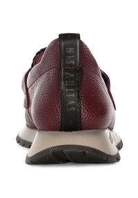 Bordowe skórzane sneakersy o teksturowanym wykończeniu, z czarną pętlą z tyłu i szarym gumowym podeszwa z wzorzystym bieżnikiem.