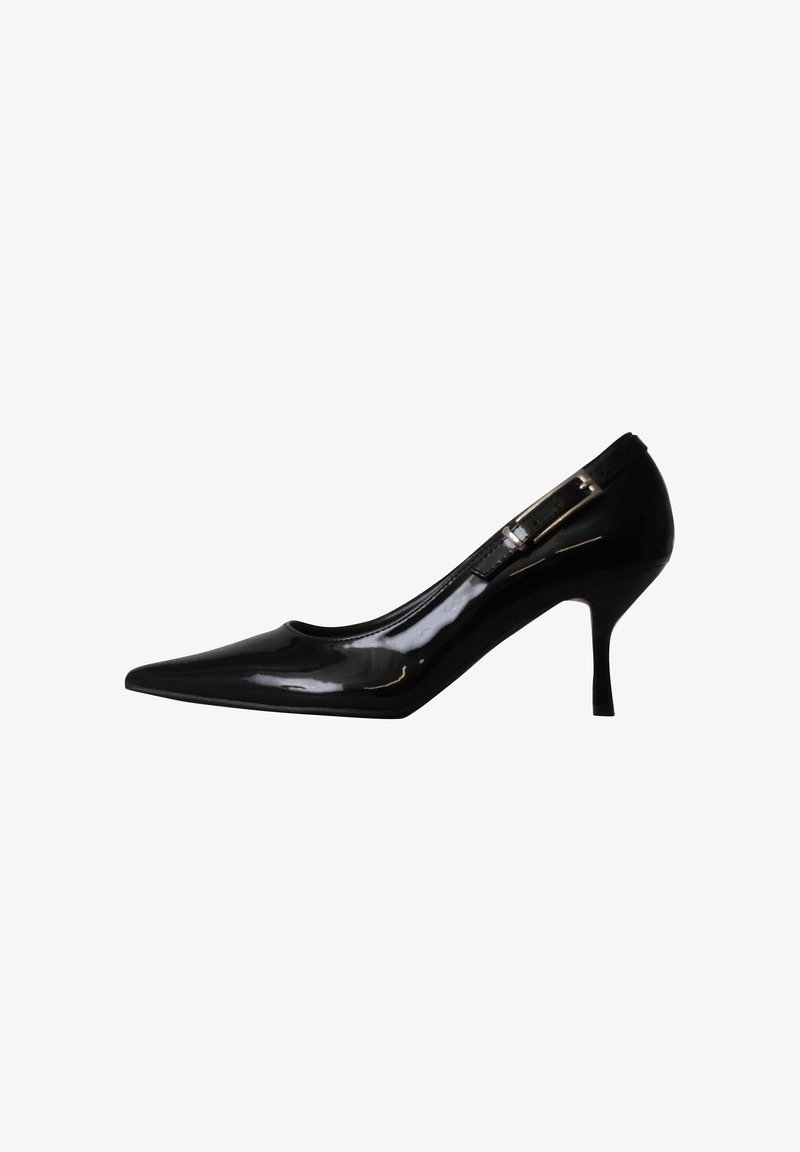 Chaussure à talon haut en cuir verni noir avec bout pointu et bride à la cheville avec boucle, vue de côté sur fond blanc.