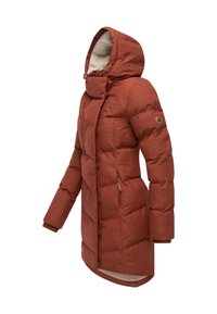 Rustfarvet dynejakke med hætte, quiltet mønster, to lynlåslommer og ribstrikkede manchetter. Med for af imiteret pels og logo-detalje.