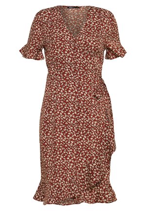 Robe style portefeuille rouge rouille avec petit motif floral blanc, manches courtes volantées, col en V et ourlet volanté.
