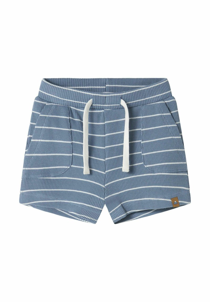 Pantaloni corti a righe blu realizzati in tessuto testurizzato, con righe orizzontali bianche, vita elastica con cordoncino e tasche laterali.