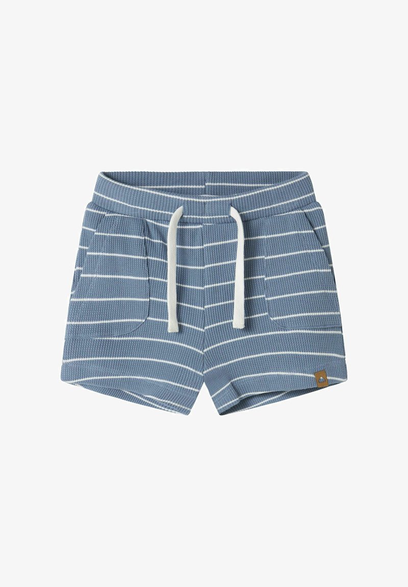 Pantaloni corti a righe blu realizzati in tessuto testurizzato, con righe orizzontali bianche, vita elastica con cordoncino e tasche laterali.