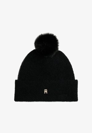 Beanie nera in maglia realizzata in tessuto morbido, con un morbido pompon sulla parte superiore e un piccolo logo dorato sul davanti.