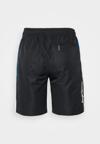 Shorts de sport noirs en tissu léger, avec un panneau latéral bleu et une poche arrière zippée. Nom de la marque affiché en blanc.